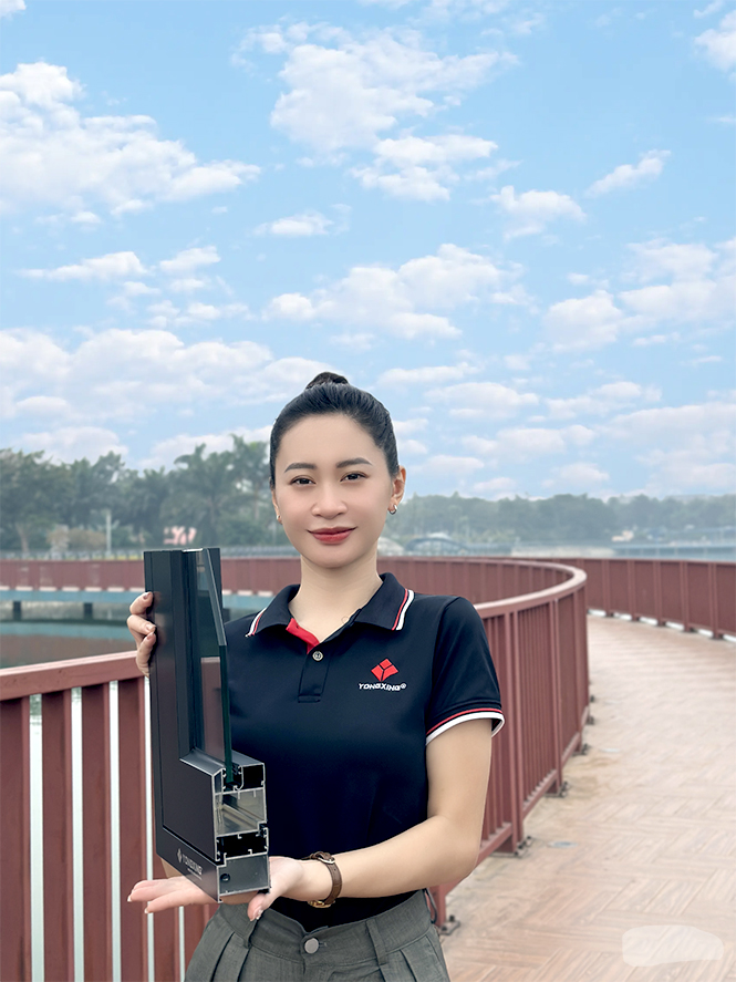 Cửa nhôm Yongxing hệ 55 cải tiến màu nhũ bạc đơn giản, thanh lịch