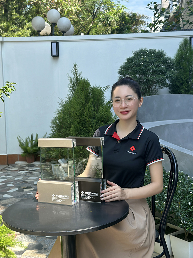 Lan can nhôm không trụ tay vuông của Yongxing mang lại vẻ hiện đại cho công trình