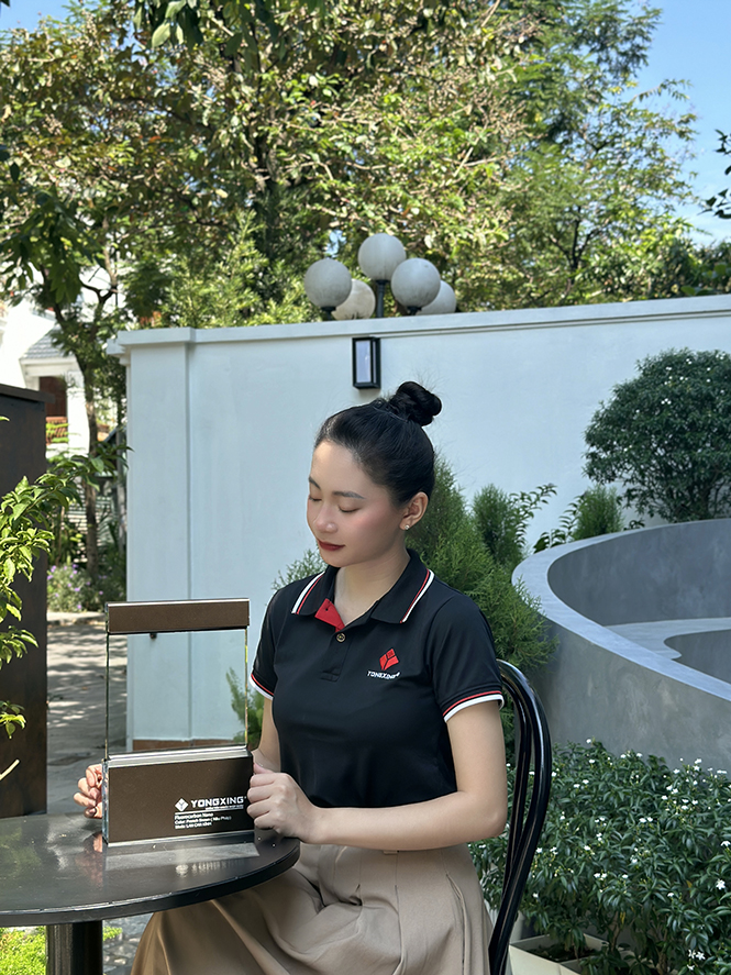 Lan can nhôm không trụ màu nâu pháp, điểm nhấn thời thượng cho không gian sống