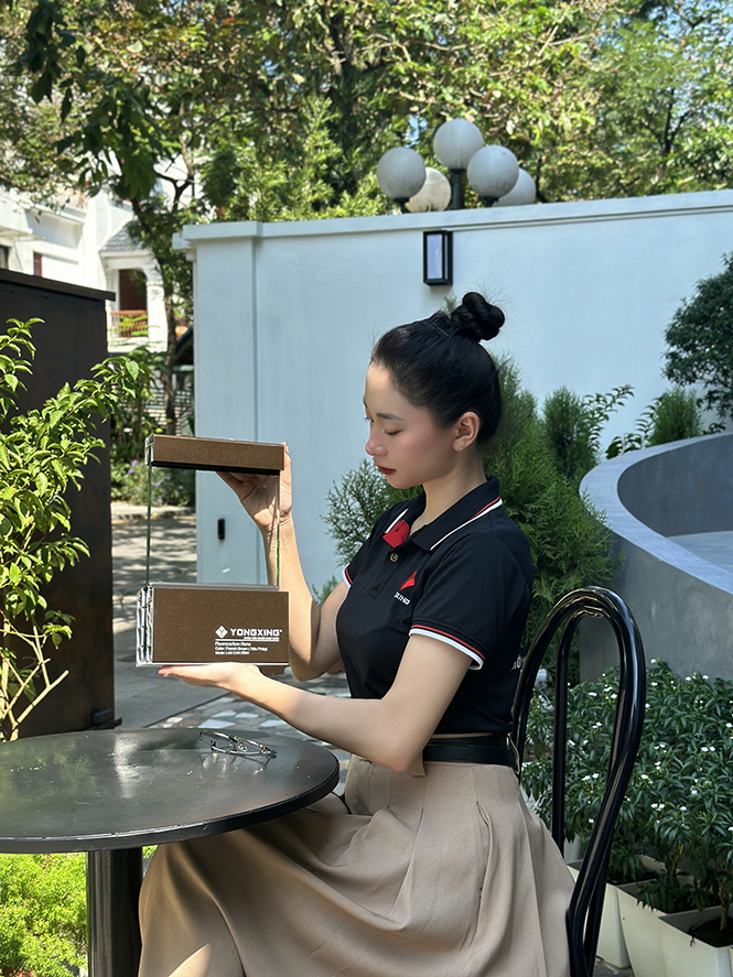 Lan can nhôm không trụ màu nâu pháp có nhiều ưu điểm vượt trội