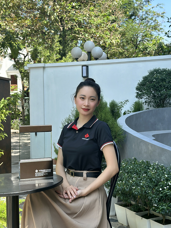 Lan can nhôm không trụ màu nâu pháp ứng dụng đa dạng trong kiến trúc hiện đại