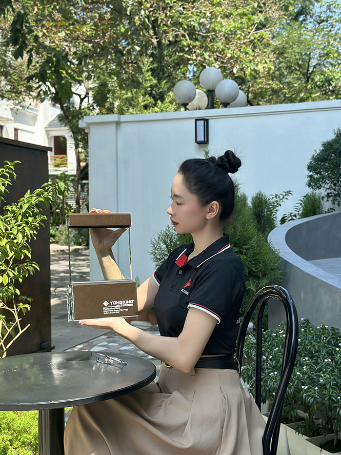 Lan can nhôm không trụ màu nâu pháp có độ bền lên tới 30 năm