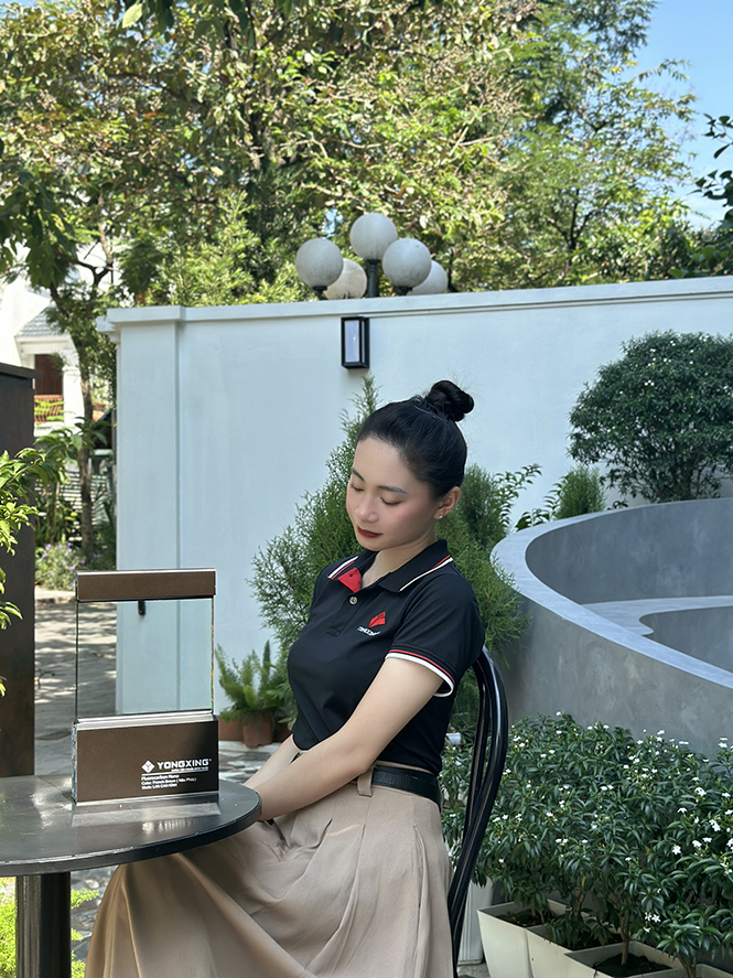 Lan can nhôm không trụ màu nâu pháp thể hiện gu thẩm mỹ tinh tế của gia chủ