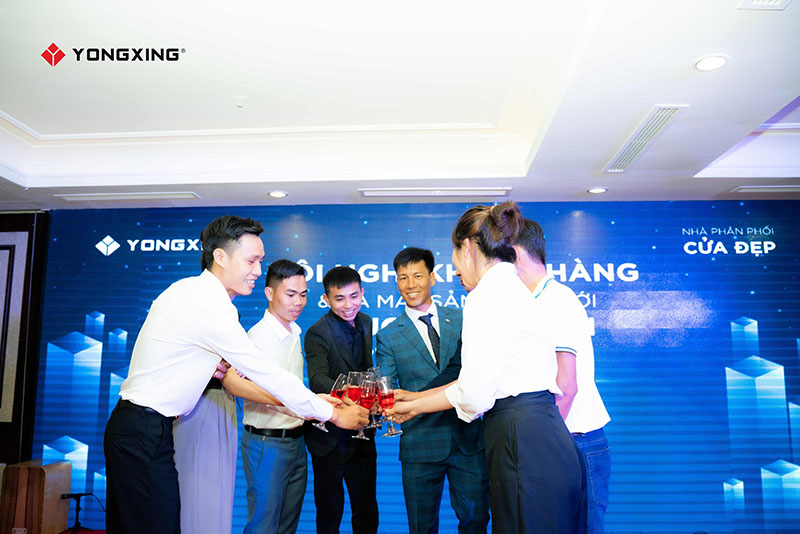 Ông Lê Khắc Ngân, Phó TGĐ Nhà máy nhôm Yongxing (thứ 3 từ trái qua) cùng nâng ly khai tiệc