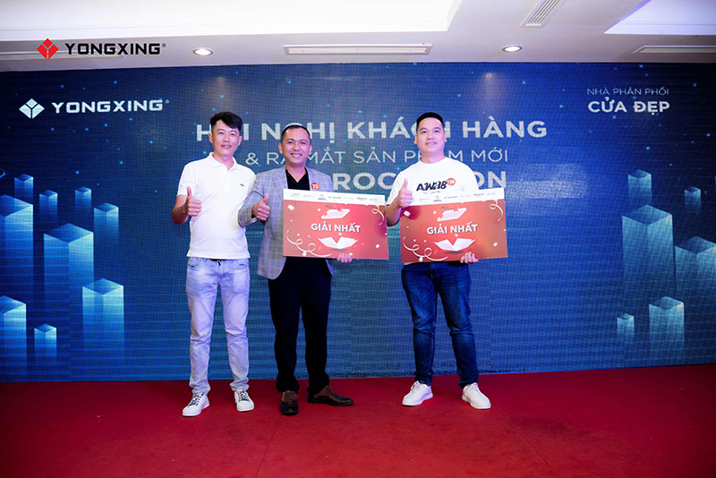 Nhiều phần quà giá trị đã được trao cho khách mời may mắn