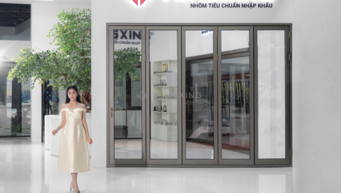 Cửa nhôm xếp trượt Soco80 có bánh xe chịu tải dưới, trượt trên ray inox