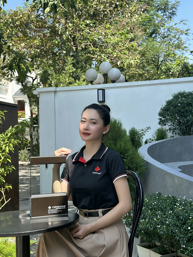 Lan can nhôm không trụ tay vuông của Yongxing có màu sắc hiện đại