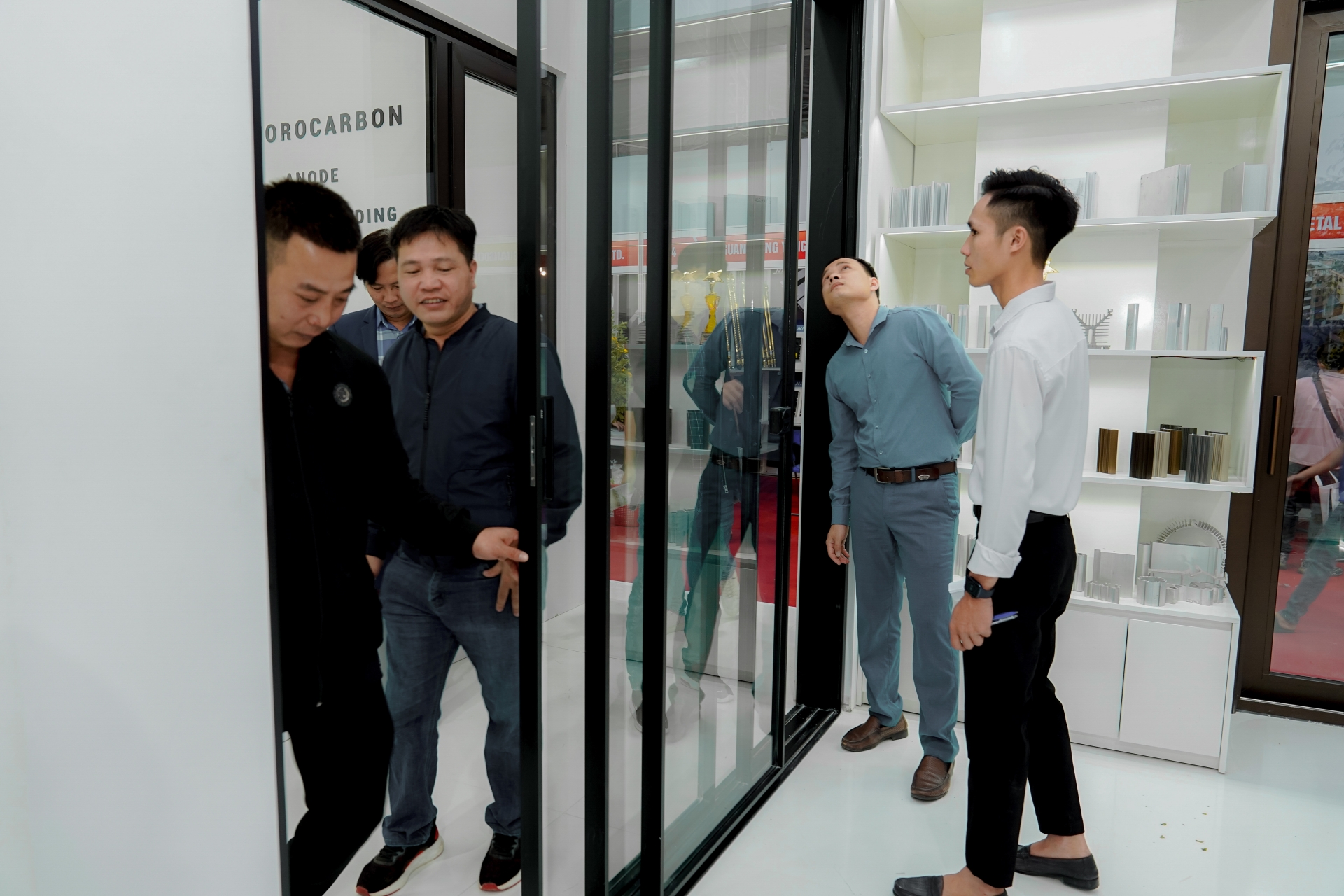 Cửa nhôm slim Yongxing có giá thành phải chăng